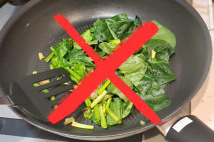 下ゆでなしで炒めたホウレン草【写真提供：青髪のテツ（@tetsublogorg）さん】