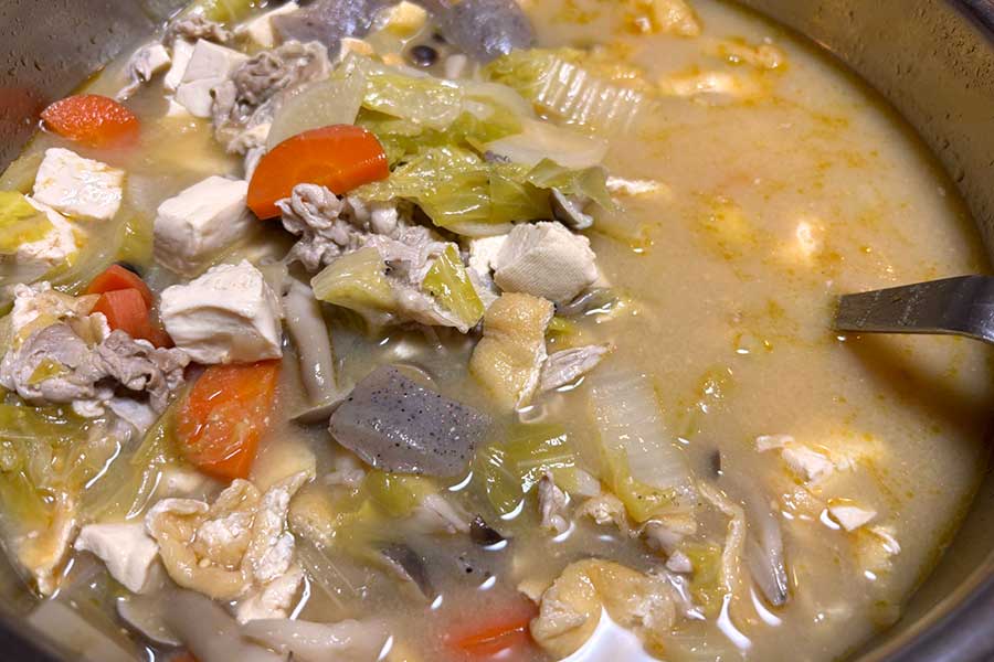 もらったキャベツもたっぷり入れた豚汁【写真提供：ねむるねこ（@nobita4989）さん】