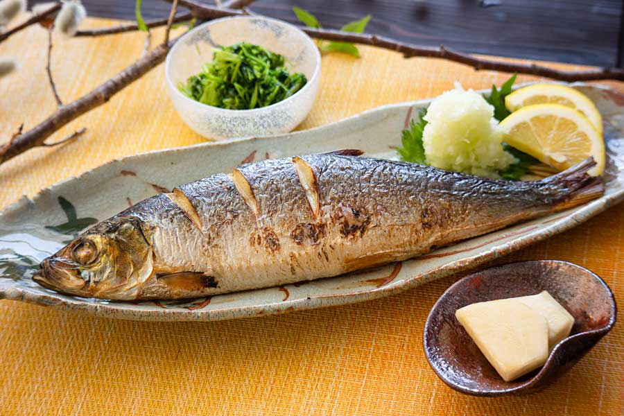 尾頭付きで提供されることも多い焼き魚（写真はイメージ）【写真：PIXTA】