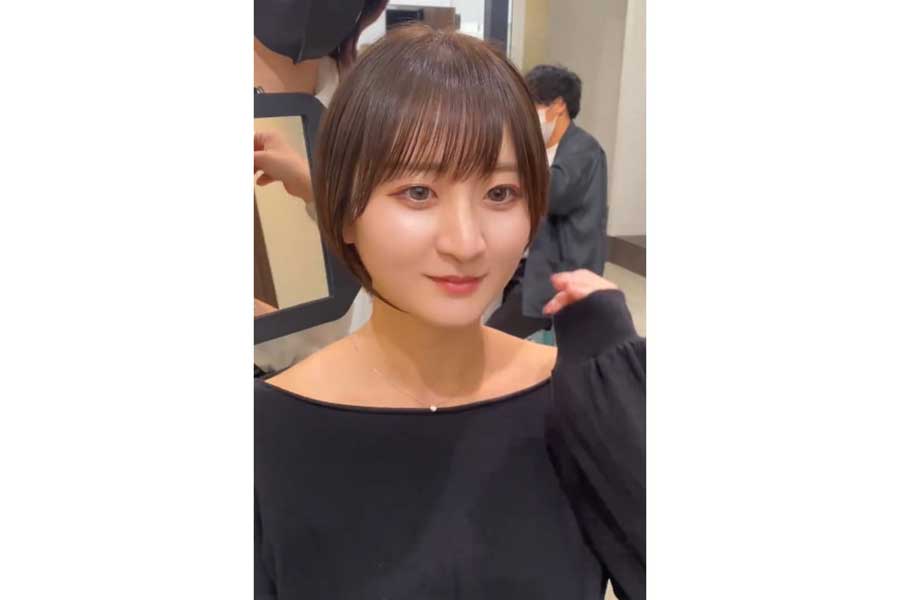 首筋のラインが美しく、丸みのあるシルエットも目を引くヘアスタイル【出典：TikTok（rena_nkr）よりスクリーンショット】