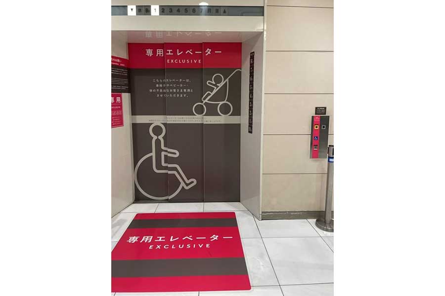 新宿伊勢丹の“ベビーカー・車いす専用”エレベーター【写真提供：投稿者】