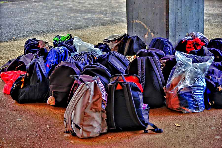 修学旅行中の学生が一時的に置いたリュックサック。整然と並ぶ光景に、海外が驚き（写真はイメージ）【写真：PIXTA】