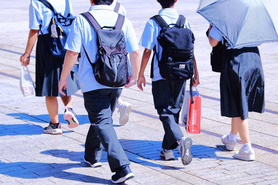 観光を楽しむ修学旅行生（写真はイメージ）【写真：PIXTA】