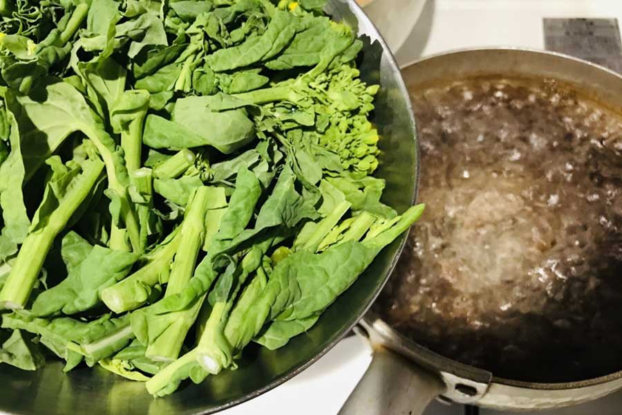さっと下ゆでする（写真はイメージ）【写真：写真AC】