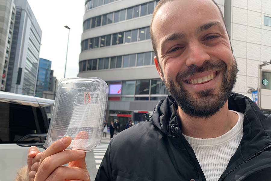 ゴミを持ち歩くマキシムさん【写真：Hint-Pot編集部】