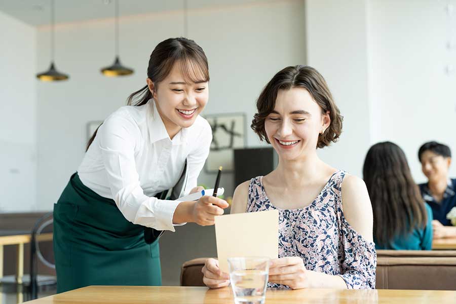 まずは母国語で対応するスタッフ（写真はイメージ）【写真：PIXTA】
