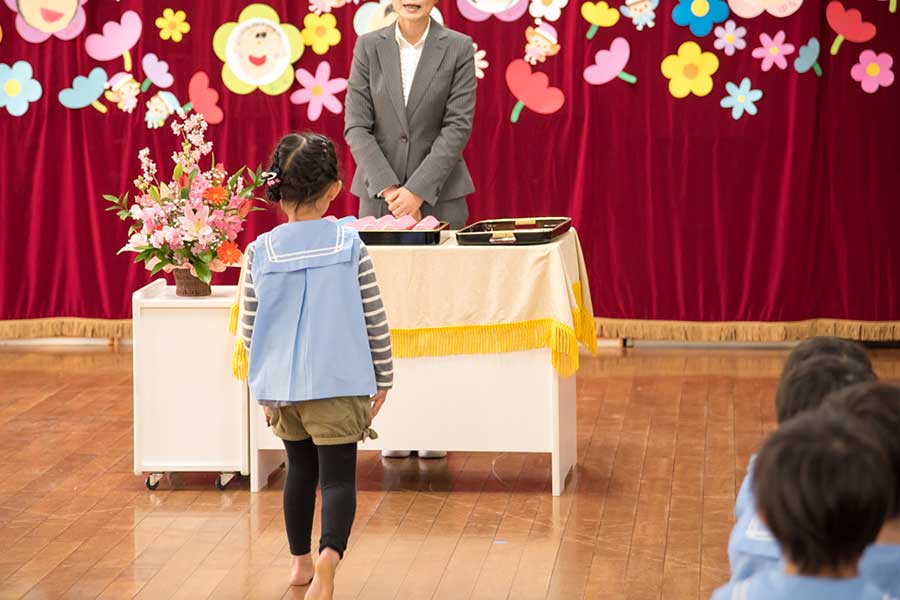 子どもの成長を感じる卒園式(写真はイメージ)【写真:PIXTA】