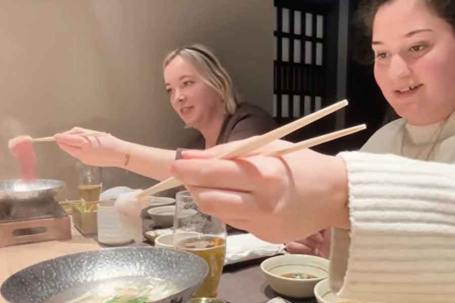 しゃぶしゃぶに夢中【出典：YouTube「日本食冒険記Tokyo Food Adventures」よりスクリーンショット】