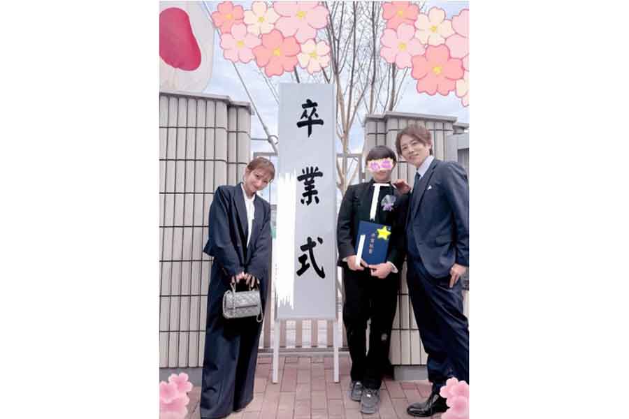 長男が中学校を卒業。並んで記念撮影する（右から）杉浦太陽さん、青空くん、辻希美さん【出典：インスタグラム（sugiurataiyou_official）よりスクリーンショット】