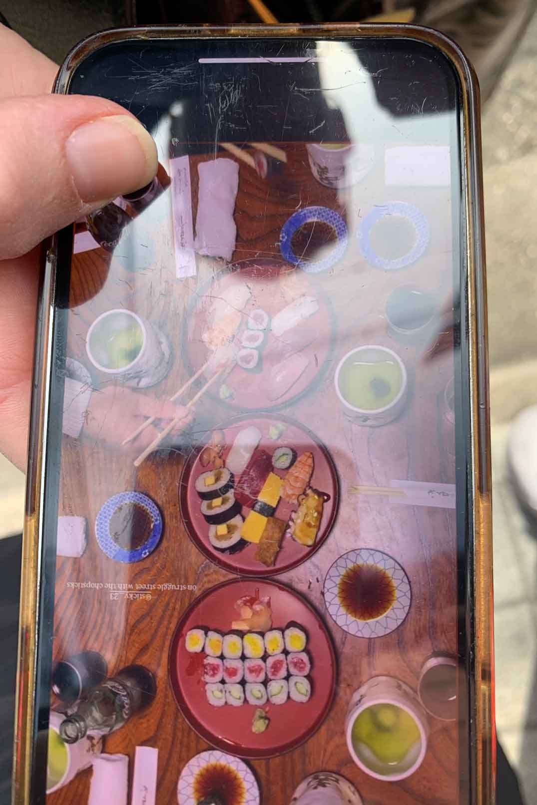 クレアさんたちが堪能した寿司。テーブルにはほかにも2皿の寿司が並んでいたそう【写真：クレア】