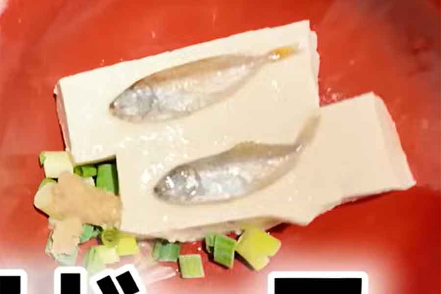 スクガラス豆腐を堪能【出典：YouTube「Chihori's Vlog」よりスクリーンショット】