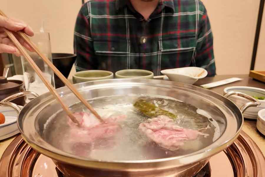 食べ放題の和牛しゃぶしゃぶに感動【出典：YouTube「Jason Ray ジェイソンレイ」よりスクリーンショット】