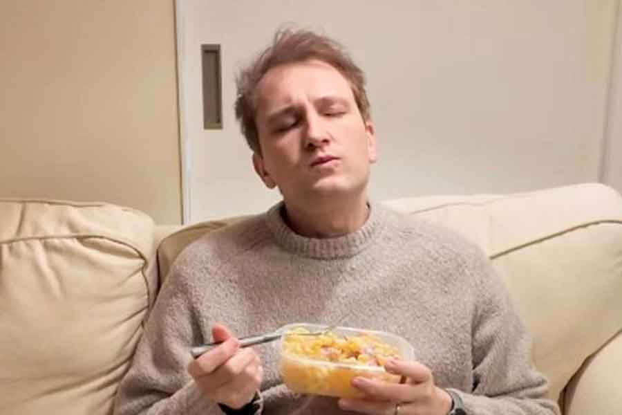 日本に染まる前の自分を再現するオレリアン・プダさん【出典：インスタグラム（bebechan_france）よりスクリーンショット】