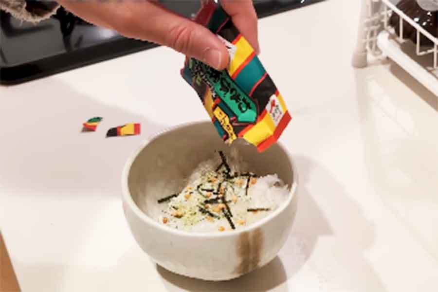 ワサビ味のお茶漬けで、食事を手早く済ませるように【出典：インスタグラム（bebechan_france）よりスクリーンショット】