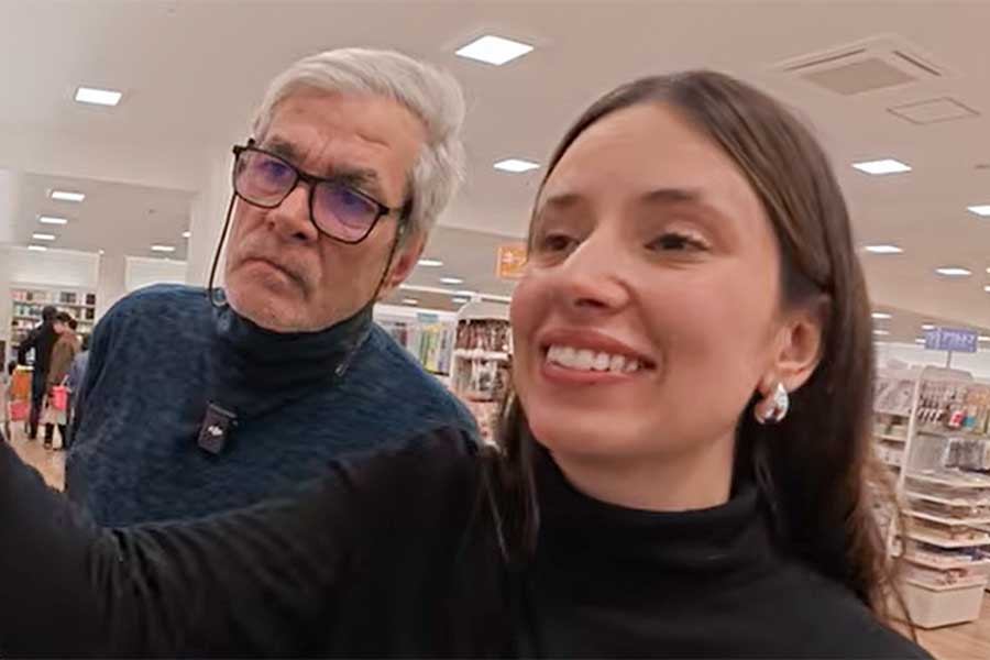 日本の100円ショップを訪れた（左から）オリパパとジジさん【出典：YouTube「Ori＆Kaito」よりスクリーンショット】