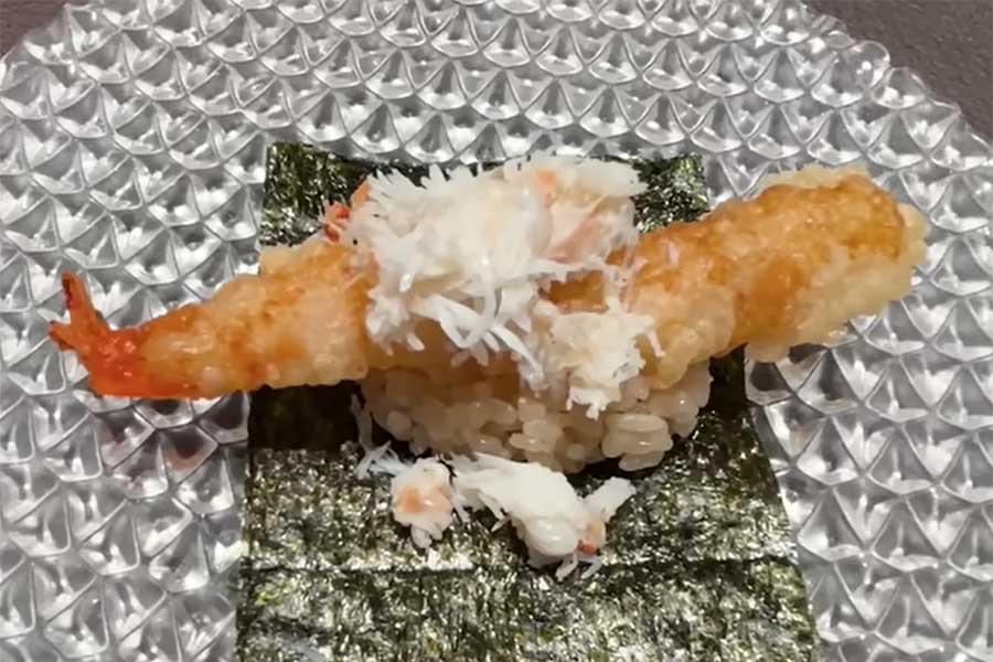 エビの天ぷらがのった一品に感激【出典：YouTube「日本食冒険記Tokyo Food Adventures」よりスクリーンショット】