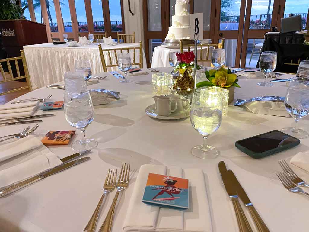 ハワイの結婚式。引き出物はなしで、テーブルに置かれたスナックなどを土産として持ち帰るだけ【写真：i-know】