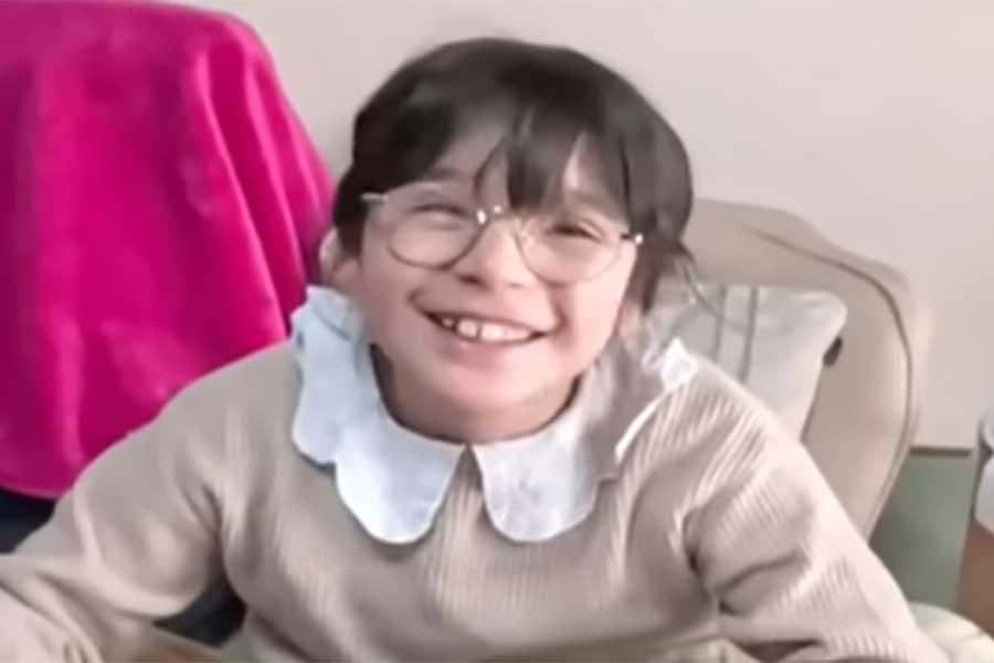 Mamiさんの娘・マカロンちゃん【出典：YouTube「Macaron Chan 南フランス田舎娘」よりスクリーンショット】