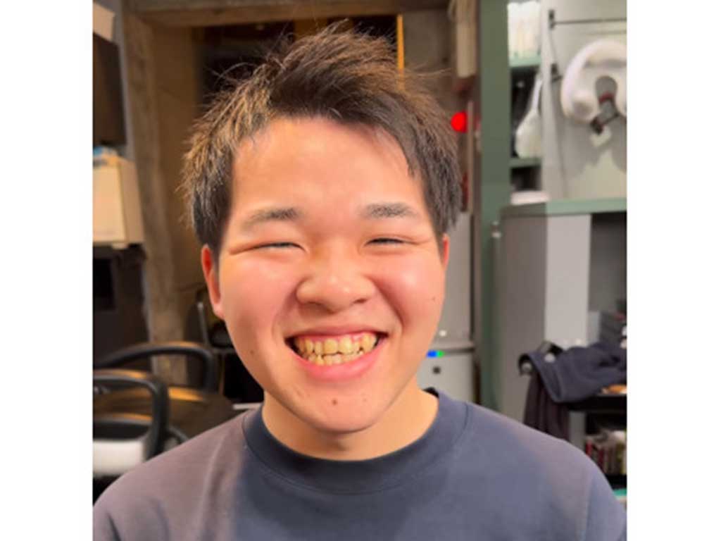 メリハリのある短髪で、内側からあふれ出すような笑顔を見せる男性【出典：インスタグラム（diece_shou）よりスクリーンショット】