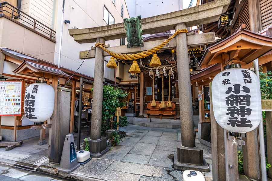 強運厄除けと金運アップで有名な、東京都中央区日本橋にある小綱神社【写真：PIXTA】