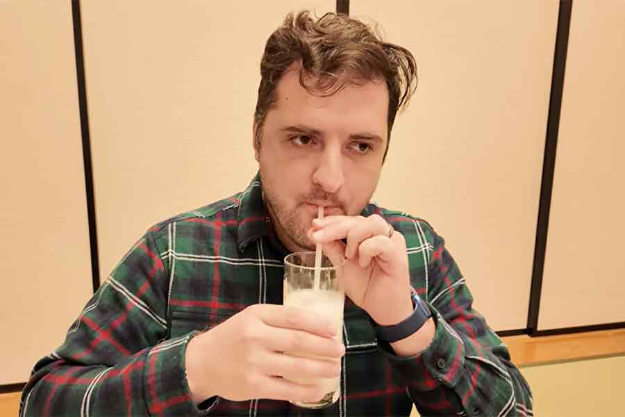 カルピスを初体験する、ジェイソンさんの兄・ライアンさん【出典：YouTube「Jason Ray ジェイソンレイ」よりスクリーンショット】