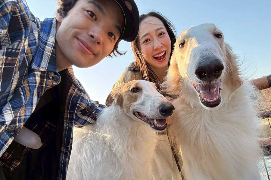 飼い主さん夫婦のことが大好きな（左から）ラムくんとベルくん【写真提供：ベル　ラム　ボルゾイ（@velzoi）さん】