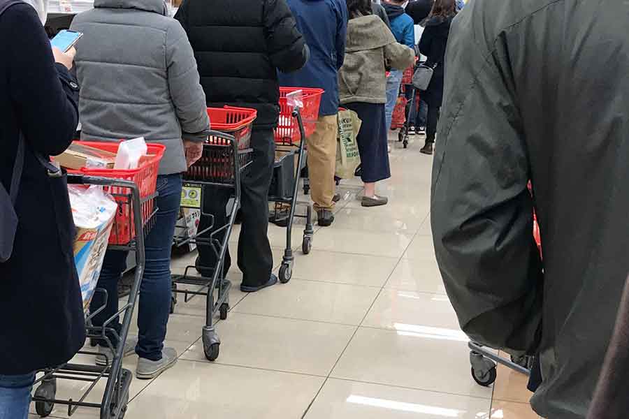 行列ができたレジの後方から聞こえてきたのは…(写真はイメージ)【写真:写真AC】