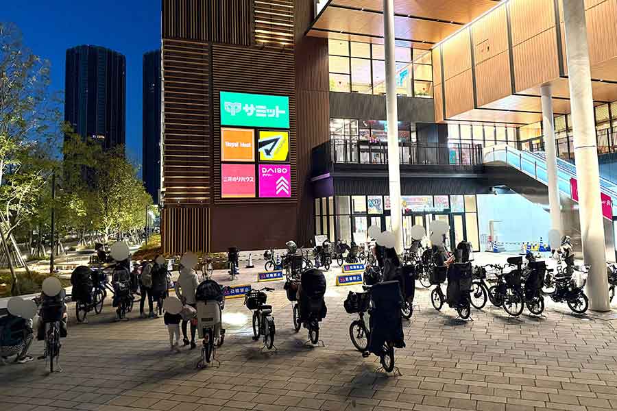 商業施設入口に並んだ大量の放置自転車が物議に【写真：丸の内マン（@MARUN0UCHI_MAN）さん】