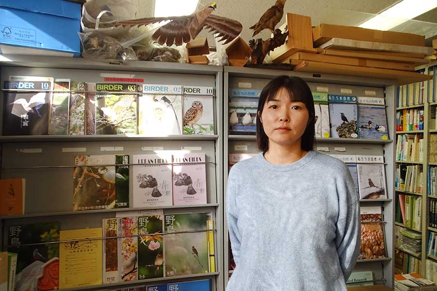 ワカケホンセイインコの調査を続ける日本鳥類保護連盟の松永聡美主任研究員【写真:Hint-Pot編集部】