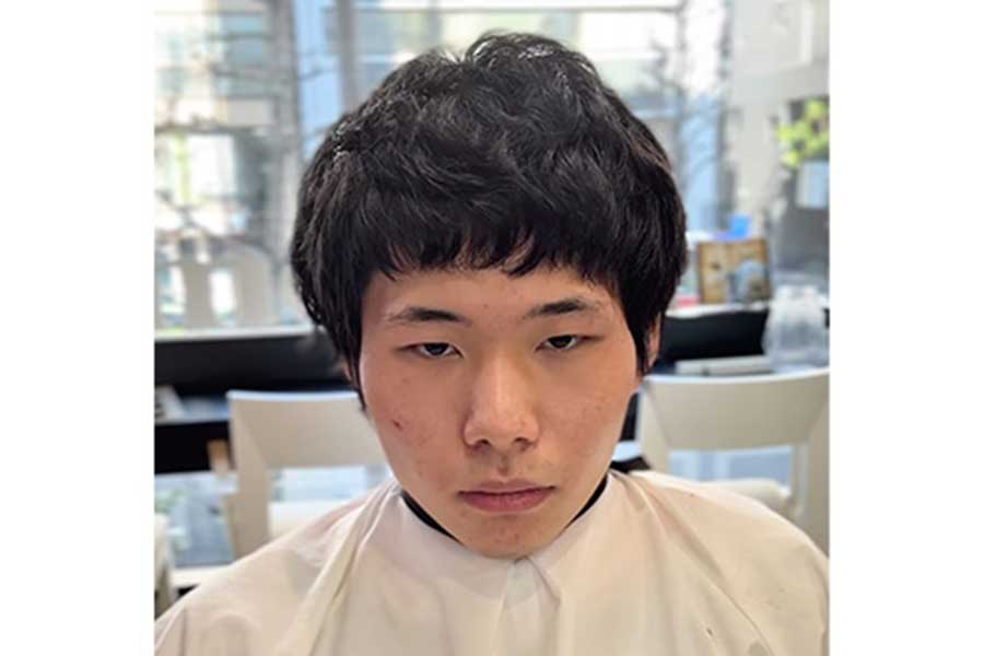 「自分に自信がない」と、硬い表情で鏡の前に座る変身前の男性【出典:インスタグラム(yokkoi_beautician)よりスクリーンショット】