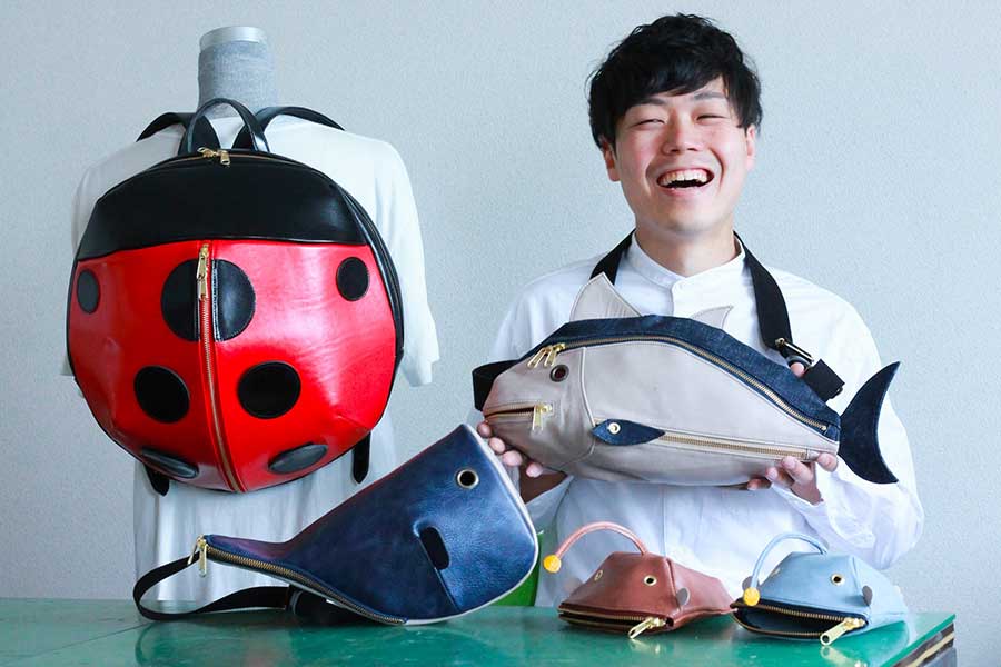 フルオーダーのカバンを作っている、カバン職人の川本さん【写真提供:カバン職人 かばんばか(@kabababaaan)さん】