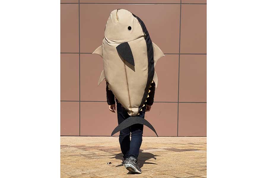 巨大マグロのカバンを背負う川本さん【写真提供:カバン職人 かばんばか(@kabababaaan)さん】