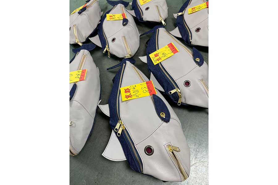 競りにかけられたような、ユーモアたっぷりの展示方法も素敵【写真提供:カバン職人 かばんばか(@kabababaaan)さん】