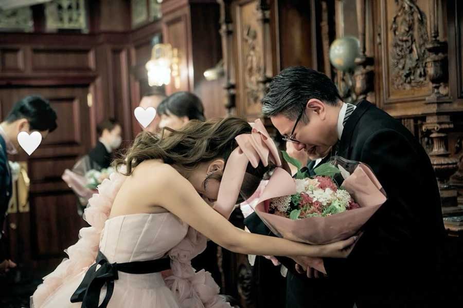 結婚式で“お父さん”に花束を贈るwakanaさん【写真提供:wakana(wkn_03_)さん】