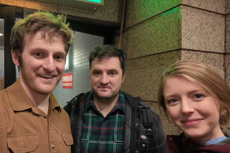 日本を満喫する（左から）アメリカ人のジェイソンさん、ライアンさん、リネルさん【出典：YouTube「Jason Ray ジェイソンレイ」よりスクリーンショット】