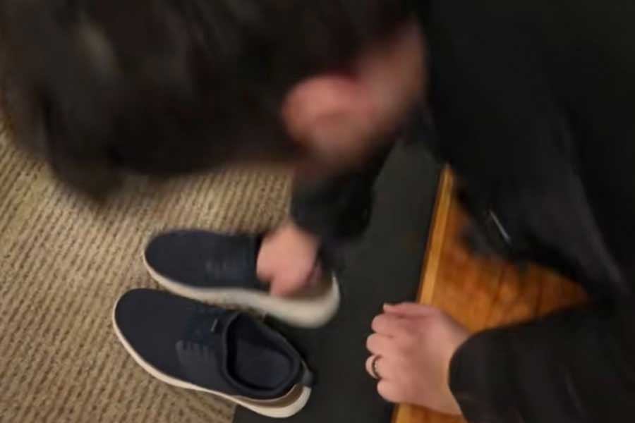 靴を脱ぐ文化に感激【出典：YouTube「Jason Ray ジェイソンレイ」よりスクリーンショット】