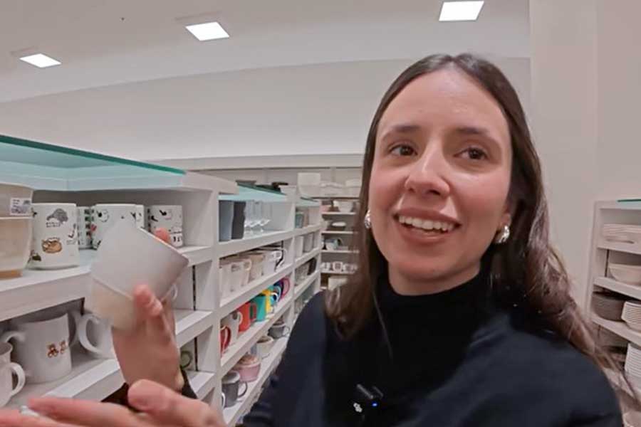 100円ショップの陶器のコップに感激【出典：YouTube「Ori＆Kaito」よりスクリーンショット】