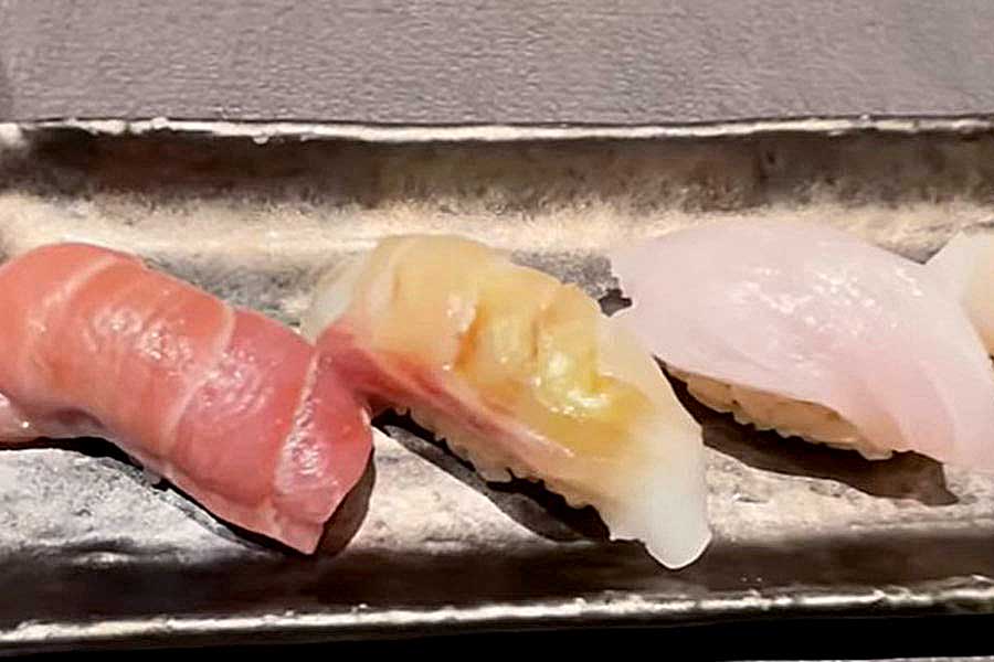 “本場”の握り寿司に感動【出典：YouTube「日本食冒険記Tokyo Food Adventures」よりスクリーンショット】