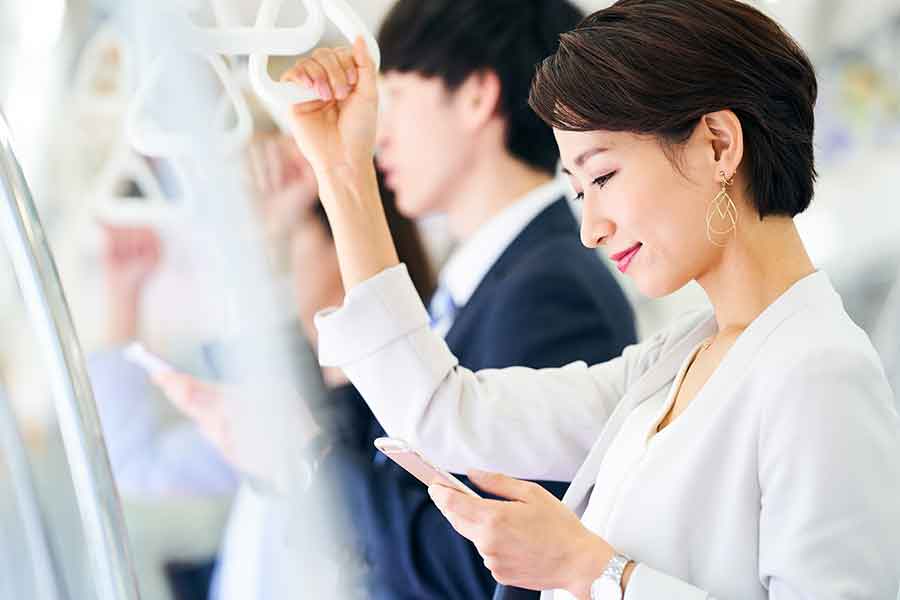 電車内では周囲に配慮した行動を（写真はイメージ）【写真：PIXTA】