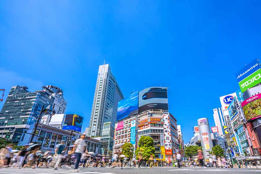 多くの人で行き交うスクランブル交差点も静か（写真はイメージ）【写真：PIXTA】