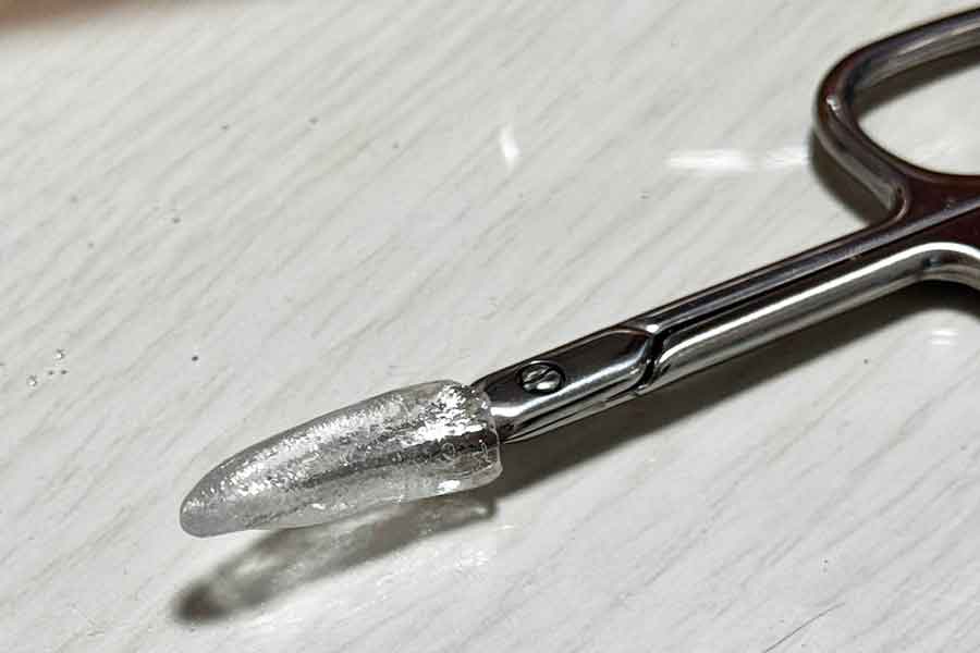 粘土ジェルを活用。たった2分で完成させたキャップ【写真提供：Dai＠（@3559dai）さん】