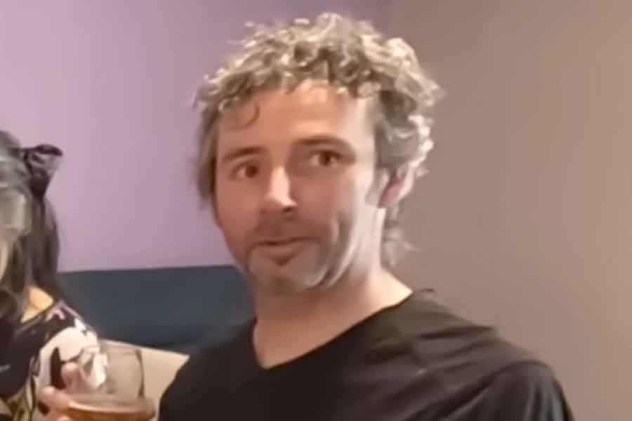 Mamiさんの手料理に感動する、フランス人のアレクシーさん【出典：YouTube「Macaron Chan 南フランス田舎娘」よりスクリーンショット】