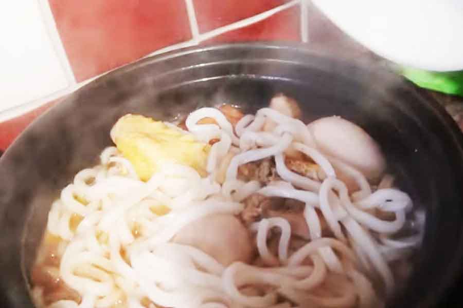 おでんの締めのうどんに感動【出典：YouTube「Macaron Chan 南フランス田舎娘」よりスクリーンショット】