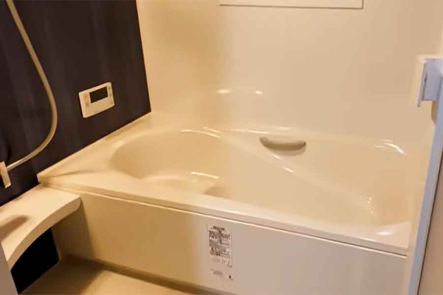 さまざまな機能が備わった日本のお風呂に驚愕【出典：YouTube「ボンソワールTV BonSoirTV」よりスクリーンショット】