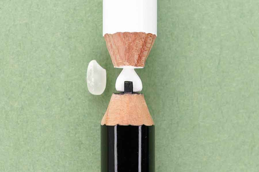 2本の鉛筆を合体させて完成した「おにぎり」【写真提供：シロイ/鉛筆彫刻人（@shiroi003）さん】