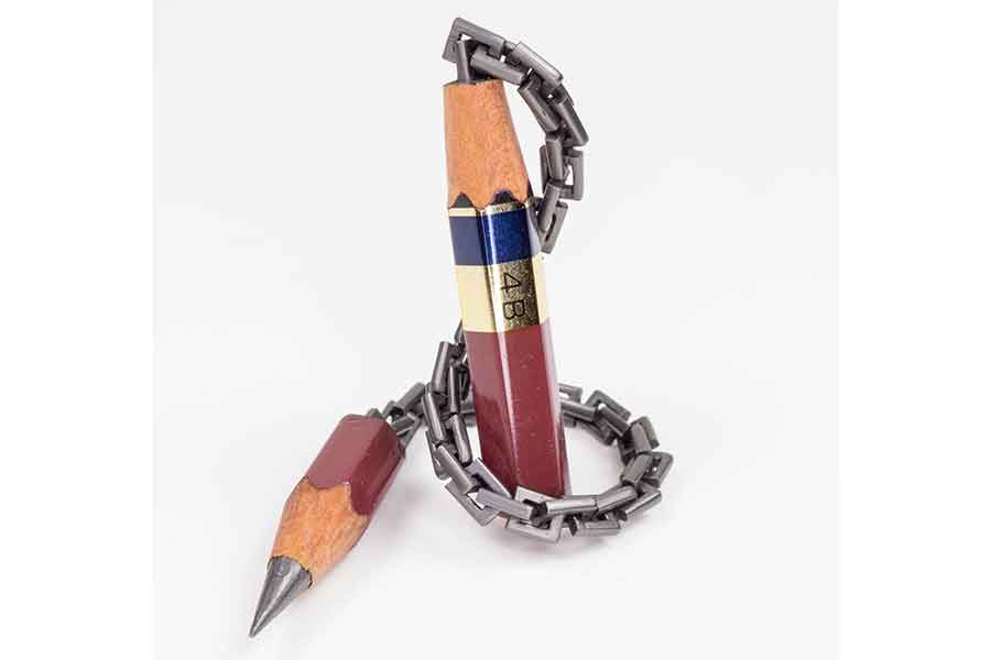 鉛筆の芯の部分を鎖状にしたという作品も実に印象的【写真提供：シロイ/鉛筆彫刻人（@shiroi003）さん】