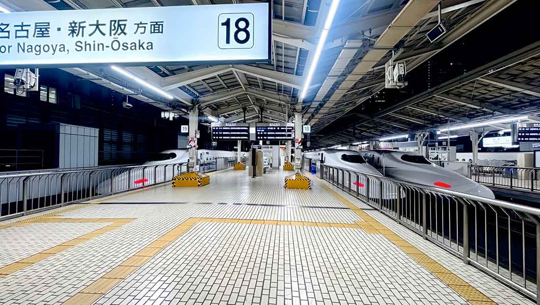 新幹線のホーム。外国人には見慣れない光景が（写真はイメージ）【写真：写真AC】
