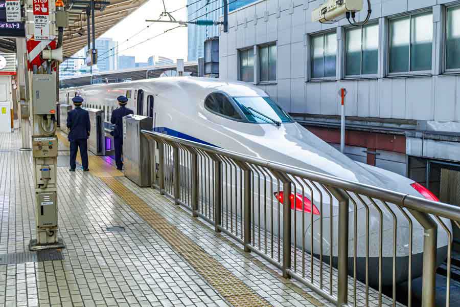 高速かつ定刻通りに運行される新幹線（写真はイメージ）【写真：PIXTA】