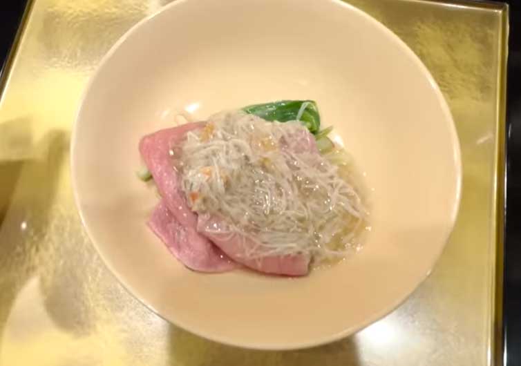 カニ肉のソースがかかった和牛に衝撃【出典：YouTube「日本食冒険記Tokyo Food Adventures」よりスクリーンショット】