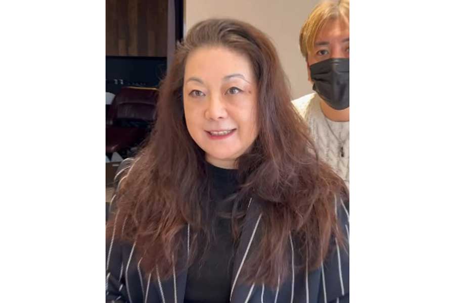 フランスでは“お任せ”で髪を切っていたという女性【出典:インスタグラム(nakamichi0212)よりスクリーンショット】